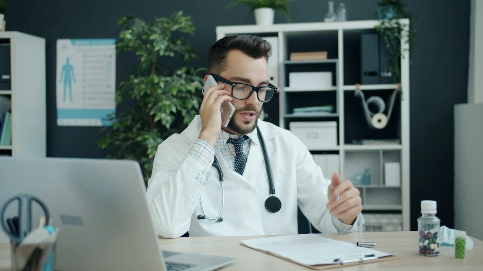 Profissional de saúde ao telefone no consultório