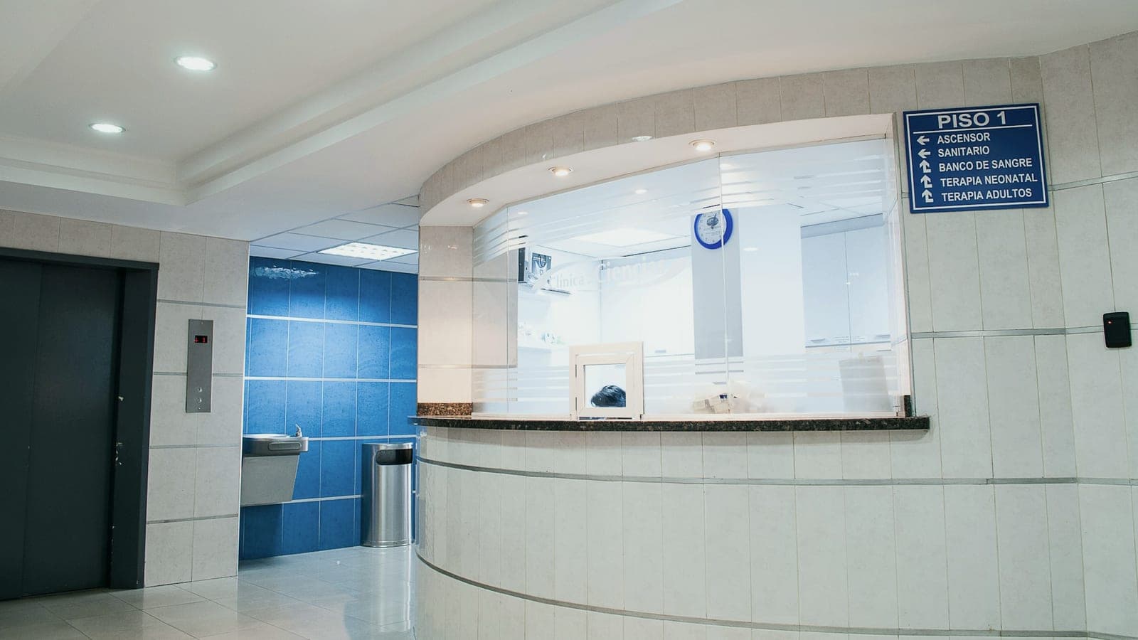 Recepção de hospital com sinalização