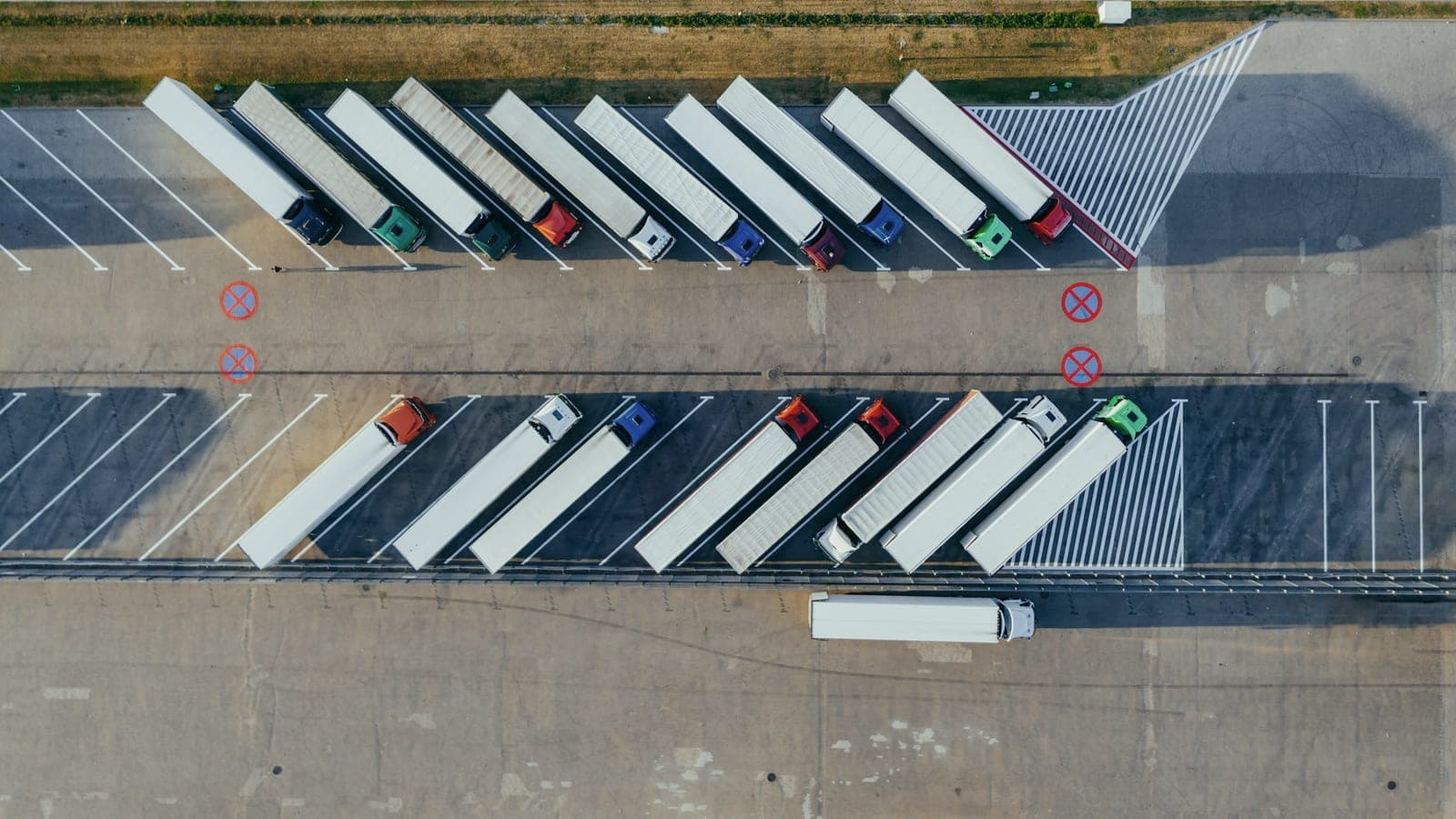 Caminhões estacionados lado a lado